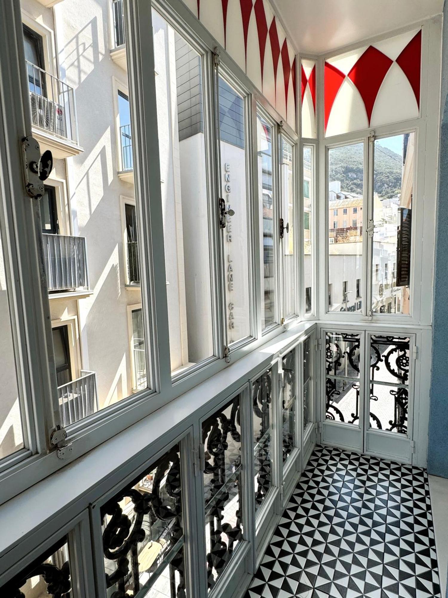 Fabulous City Centre Apartment - Grand Central House Гибралтар Екстериор снимка